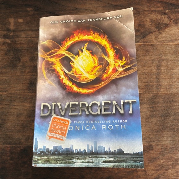 Other - Book Divergent By Veronica Roth 1st In Series Large Paperback YA